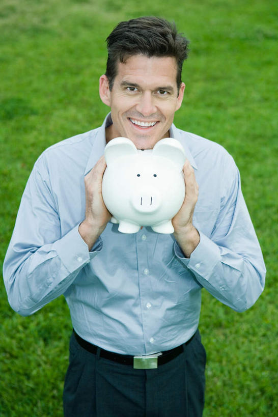 西方人,头发,一个人,站,举,笑,微笑,露齿笑,竖图,俯视,室外,白天,衬衫,草地,草坪,植物,欧洲,欧洲人,仅一个男性,仅一个人,陶瓷,注视,草,仅一个年轻男性,一个,绿色,黑色,容器,看,托,站着,储蓄罐,器皿,储蓄,存钱,金融,理财,经济,单个,资金,存钱罐,存款,流通,贸易,贮钱罐,储钱罐,扑满,男人,男性,年轻男性,白种人,举起,举手,举着,向上举,向上伸,向上托,站立,半身,彩图,高角度拍摄,衬衣