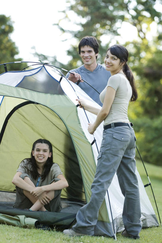 西方人,三个人,伙伴,朋友,站,坐,笑,盘腿,双手交叉,微笑,露齿笑,竖图,室外,白天,正面,友谊,草地,草坪,植物,欧洲,欧洲人,阴影,朦胧,模糊,光线,影子,帐篷,注视,草,树,树木,绿色,阳光,自然,看,站着,转头,生长,成长,操作,双手抱胸,关注,露营,野营,宿营,友情,男人,男性,年轻男性,年轻女性,女人,女性,白种人,盘腿而坐,盘膝,盘着腿的,盘着腿坐,双腿交叉,抬头,仰头,站立,坐着,彩图,全身