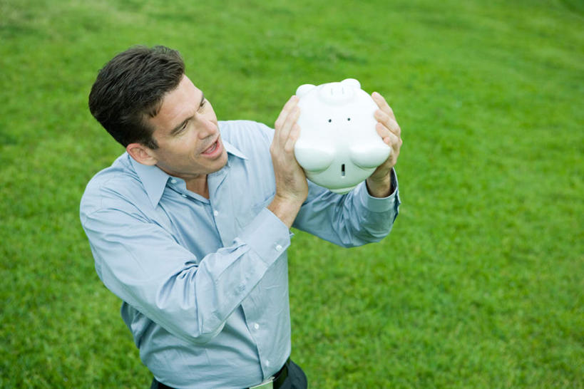 西方人,头发,一个人,坐,举,捧,笑,微笑,露齿笑,横图,俯视,室外,白天,衬衫,草地,草坪,植物,欧洲,欧洲人,仅一个男性,仅一个人,陶瓷,注视,草,仅一个年轻男性,一个,绿色,黑色,容器,看,托,张嘴,储蓄罐,器皿,储蓄,存钱,金融,理财,经济,单个,资金,存钱罐,存款,流通,张大嘴巴,贸易,贮钱罐,储钱罐,扑满,男人,男性,年轻男性,白种人,张开嘴,端,端着,举起,举手,举着,捧着,手捧,向上举,向上伸,向上托,坐着,半身,彩图,高角度拍摄,衬衣