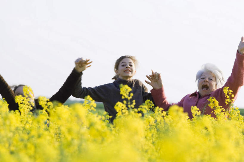 西方人,儿童,三个人,祖母,伙伴,朋友,站,伸展双臂,握手,笑,微笑,露齿笑,横图,室外,白天,正面,友谊,欧洲,欧洲人,许多,阴影,朦胧,模糊,盛开,光线,影子,花蕾,注视,菜花,花,花瓣,花朵,鲜花,小孩,黄色,天空,阳光,天,花苞,花蕊,看,站着,张嘴,转头,晴朗,奶奶,祖孙,喊叫,呼喊,张大嘴巴,外婆,外孙女,外祖母,万里无云,友情,老年女性,女孩,女人,女性,白种人,孙女,晴空,晴空万里,张开嘴,敞开双臂,拉手,伸开双臂,手拉手,手握手,展开双肩,站立,张开手臂,张开双臂,半身,彩图,女生