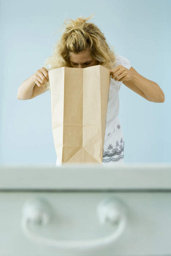 西方人,头发,一个人,举,竖图,室内,白天,正面,购物,消费,餐桌,桌子,袋子,欧洲,欧洲人,仅一个女性,仅一个人,蓝色背景,包装袋,手提袋,墙,购物袋,注视,休闲装,墙壁,墙面,一个,黄色,低头,看,托,仅一个中年女性,休闲,休闲服,金融,单个,餐台,购买,贸易,女人,女性,中年女性,白种人,举起,举手,举着,向上举,向上伸,向上托,半身,彩图