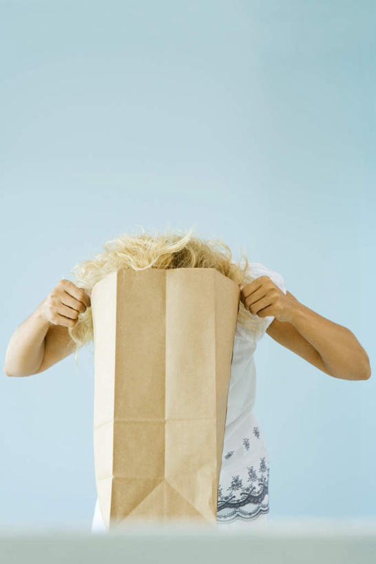 西方人,头发,一个人,举,竖图,室内,白天,正面,购物,消费,餐桌,桌子,袋子,欧洲,欧洲人,仅一个女性,仅一个人,蓝色背景,包装袋,手提袋,墙,购物袋,墙壁,墙面,一个,黄色,低头,托,仅一个中年女性,遮,金融,单个,餐台,遮挡,购买,贸易,遮盖,遮蔽,女人,女性,中年女性,白种人,举起,举手,举着,向上举,向上伸,向上托,半身,彩图