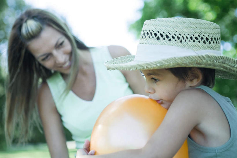 西方人,儿童,头发,两个人,母亲,儿子,站,捧,笑,吻,微笑,露齿笑,横图,室外,白天,侧面,纯洁,草地,草坪,植物,帽子,欧洲,欧洲人,阴影,朦胧,模糊,光线,影子,注视,休闲装,草,树,树木,一个,小孩,黄色,绿色,天空,阳光,自然,气球,天,看,站着,休闲,母子,休闲服,可爱,母爱,童年,童趣,生长,晴朗,单个,成长,童真,烂漫,无邪,万里无云,天真,男孩,男人,男性,年轻女性,女人,女性,白种人,晴空,晴空万里,端,端着,捧着,亲,亲吻,手捧,站立,半身,彩图,男生