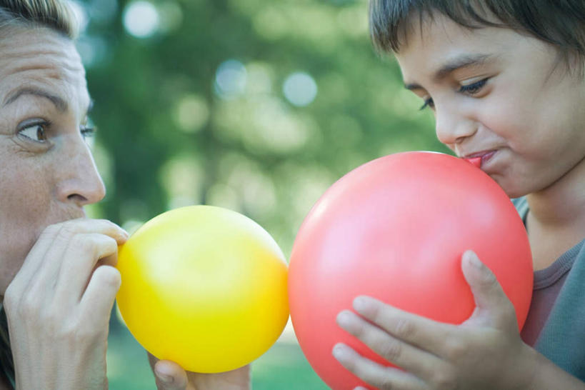 西方人,儿童,两个人,母亲,儿子,站,笑,微笑,露齿笑,横图,室外,特写,白天,侧面,游戏,纯洁,植物,欧洲,欧洲人,握,阴影,朦胧,模糊,光线,影子,拿,玩,拿着,注视,休闲装,娱乐,树,树木,两个,小孩,黄色,红色,绿色,阳光,自然,气球,吹,低头,看,站着,休闲,母子,休闲服,可爱,母爱,童年,童趣,握着,生长,成长,童真,烂漫,无邪,天真,男孩,男人,男性,年轻女性,女人,女性,白种人,玩耍,嬉戏,站立,半身,彩图,男生