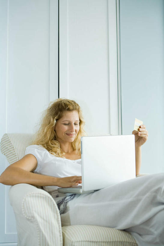 西方人,头发,一个人,躺,吃,竖图,室内,白天,正面,电脑,笔记本电脑,靠垫,沙发,欧洲,欧洲人,仅一个女性,仅一个人,敲打,握,网络,墙,靠枕,拿,拿着,注视,休闲装,输入,通讯设备,墙壁,墙面,一个,黄色,垫子,枕头,打字,看,倚靠,仅一个中年女性,休闲,休闲服,握着,单个,点击,一台,敲击,无线,通信设备,无线网络,布艺沙发,无线上网,便携式电脑,卧着,按键,手提电脑,女人,女性,中年女性,白种人,嚼,食,躺着,卧,半身,彩图