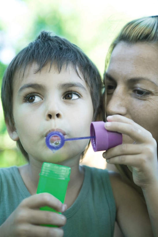 西方人,儿童,脸,头,脸颊,两个人,母亲,儿子,抱,笑,微笑,露齿笑,竖图,室外,特写,白天,正面,纯洁,草地,草坪,植物,玩具,欧洲,欧洲人,握,阴影,朦胧,模糊,光线,影子,拿,拿着,注视,肩膀,草,一个,小孩,绿色,阳光,泡泡,吹,看,母子,可爱,母爱,童年,童趣,握着,单个,抱着,搂着,童真,烂漫,无邪,天真,男孩,男人,男性,年轻女性,女人,女性,白种人,头部,脸部,脸蛋,面部,搂,半身,彩图,男生