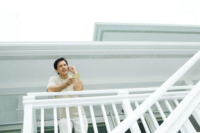 西方人,一个人,家,栏杆,站,举,打电话,横图,室外,白天,仰视,楼梯,电话,手机,欧洲,欧洲人,仅一个男性,仅一个人,撑,扶手,房屋,阶梯,屋檐,屋子,走廊,听,通讯设备,护栏,楼房,檐,台阶,住宅,仅一个年轻男性,天空,天,托,站着,撑着,一部,交流,男人,男性,年轻男性,白种人,沟通,举起,举手,举着,通话,向上举,向上伸,向上托,站立,半身,彩图,低角度拍摄,房子