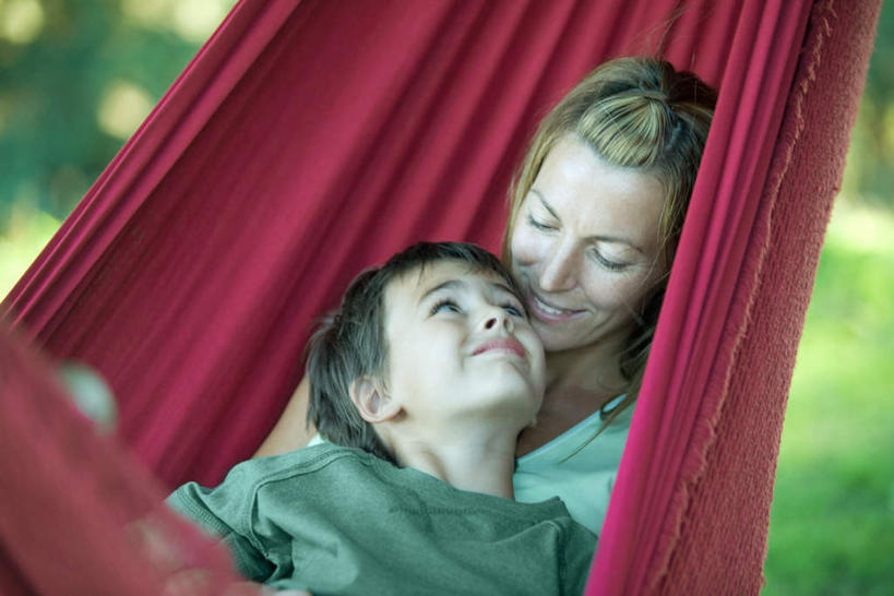 西方人,儿童,头发,两个人,母亲,儿子,躺,抱,笑,微笑,露齿笑,横图,室外,特写,白天,正面,纯洁,草地,草坪,植物,吊床,欧洲,欧洲人,朦胧,模糊,注视,休闲装,草,小孩,黄色,红色,绿色,低头,看,休闲,母子,休闲服,可爱,母爱,童年,童趣,抱着,搂着,童真,烂漫,无邪,卧着,天真,男孩,男人,男性,年轻女性,女人,女性,白种人,搂,躺着,卧,半身,彩图,男生