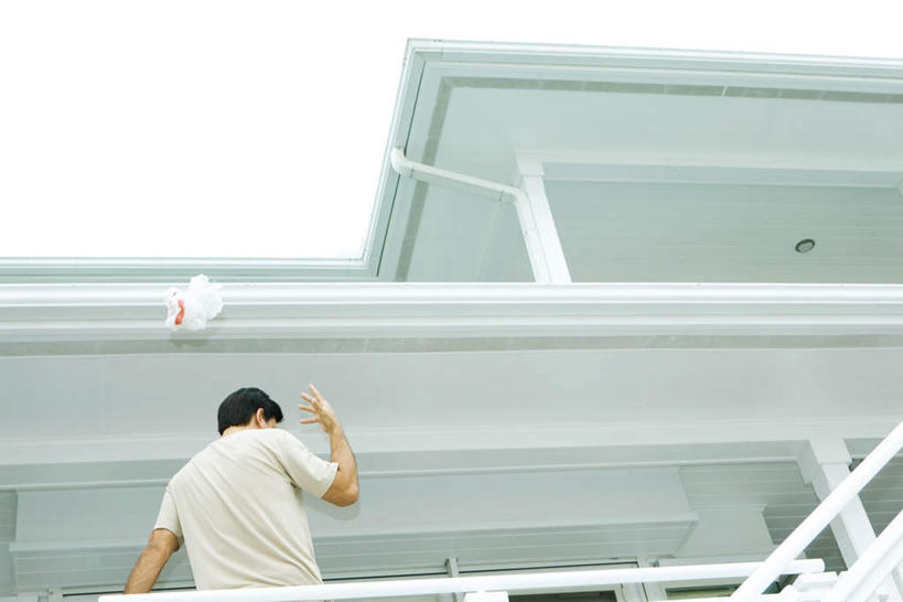 西方人,一个人,家,栏杆,站,举,横图,室内,白天,仰视,楼梯,欧洲,欧洲人,仅一个男性,仅一个人,扶手,房屋,阶梯,屋檐,屋子,走廊,护栏,楼房,檐,台阶,住宅,仅一个年轻男性,蓝色,蓝天,天空,天,托,站着,男人,男性,年轻男性,白种人,举起,举手,举着,向上举,向上伸,向上托,站立,半身,彩图,低角度拍摄,房子