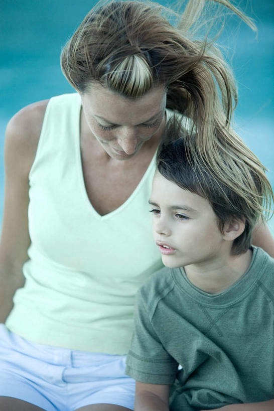 西方人,儿童,头发,两个人,母亲,儿子,坐,抱,笑,微笑,竖图,室外,白天,正面,纯洁,欧洲,欧洲人,注视,休闲装,小孩,黄色,低头,看,休闲,母子,休闲服,可爱,母爱,童年,童趣,抱着,搂着,童真,烂漫,无邪,天真,男孩,男人,男性,年轻女性,女人,女性,白种人,搂,搂抱,坐着,半身,彩图,男生