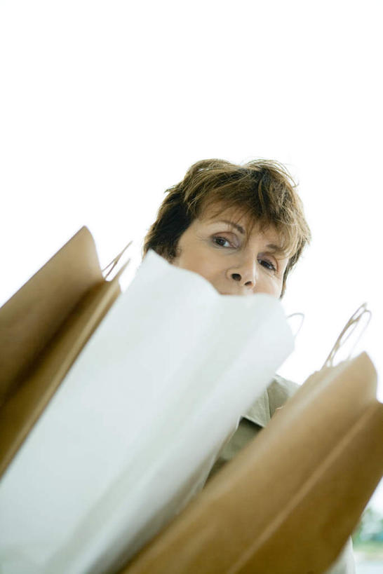 西方人,头发,一个人,站,竖图,室内,特写,白天,仰视,购物,消费,袋子,欧洲,欧洲人,仅一个女性,仅一个人,许多,服装,包装袋,手提袋,购物袋,注视,休闲装,衣服,黄色,低头,看,站着,仅一个中年女性,休闲,休闲服,金融,服饰,购买,贸易,女人,女性,中年女性,白种人,站立,半身,彩图,低角度拍摄