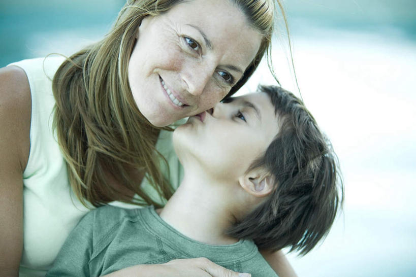 西方人,儿童,脸,头,脸颊,头发,两个人,母亲,儿子,站,抱,笑,吻,微笑,露齿笑,横图,室外,特写,白天,正面,纯洁,欧洲,欧洲人,朦胧,模糊,注视,休闲装,肩膀,小孩,黄色,看,站着,休闲,母子,休闲服,可爱,母爱,童年,童趣,抱着,搂着,童真,烂漫,无邪,天真,男孩,男人,男性,年轻女性,女人,女性,白种人,头部,脸部,脸蛋,面部,搂,搂抱,亲,亲吻,抬头,仰头,站立,半身,彩图,男生