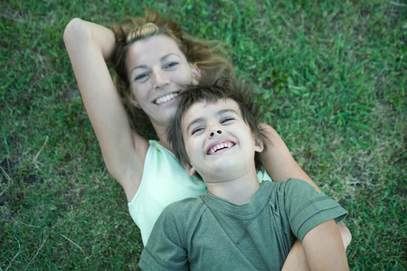 西方人,儿童,头发,两个人,母亲,儿子,躺,抱,笑,微笑,露齿笑,横图,俯视,室外,特写,白天,纯洁,草地,草坪,植物,欧洲,欧洲人,阴影,光线,影子,注视,休闲装,草,小孩,黄色,绿色,阳光,看,张嘴,休闲,母子,休闲服,可爱,母爱,童年,童趣,抱着,搂着,手抱头,张大嘴巴,童真,烂漫,无邪,卧着,天真,男孩,男人,男性,年轻女性,女人,女性,白种人,张开嘴,搂,搂抱,躺着,卧,半身,彩图,高角度拍摄,男生