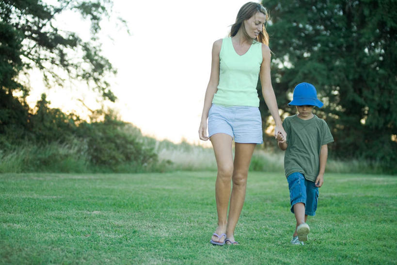 西方人,儿童,两个人,家庭,母亲,儿子,站,握手,笑,微笑,露齿笑,横图,室外,白天,正面,纯洁,草地,草坪,植物,帽子,欧洲,欧洲人,阴影,光线,影子,注视,休闲装,草,树,树木,一个,小孩,蓝色,绿色,天空,阳光,自然,天,低头,看,站着,休闲,温暖,温馨,母子,休闲服,可爱,母爱,童年,童趣,生长,晴朗,单个,成长,和睦,童真,烂漫,无邪,万里无云,天真,男孩,男人,男性,年轻女性,女人,女性,白种人,晴空,晴空万里,拉手,手拉手,手握手,站立,彩图,全身,融洽,男生