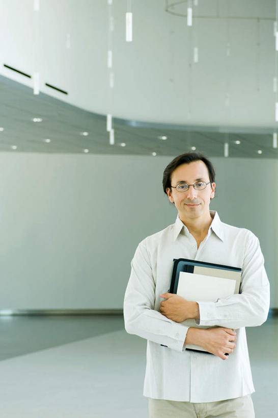 西方人,头发,一个人,站,笑,微笑,露齿笑,竖图,室内,白天,正面,欧洲,欧洲人,仅一个男性,仅一个人,许多,握,朦胧,模糊,材料,档案,文件,眼镜,墙,拿,拿着,注视,休闲装,墙壁,墙面,仅一个年轻男性,黑色,资料,看,站着,休闲,休闲服,握着,文档,近视眼镜,男人,男性,年轻男性,白种人,站立,半身,彩图