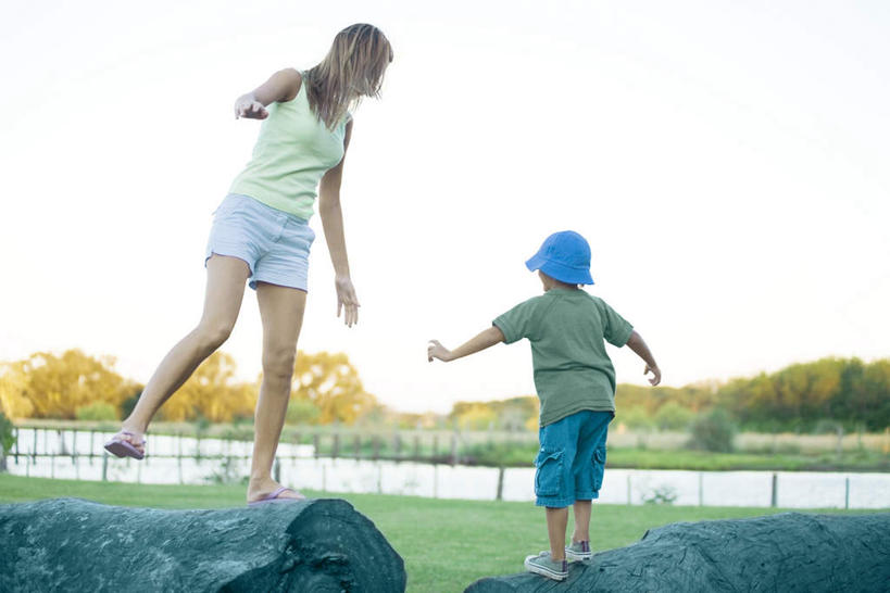 西方人,儿童,背部,两个人,母亲,儿子,栏杆,站,横图,室外,白天,正面,游戏,纯洁,草地,草坪,河流,水,植物,欧洲,欧洲人,河水,水流,围栏,玩,注视,休闲装,娱乐,护栏,草,树,树干,树木,小孩,蓝色,绿色,蓝天,天空,自然,天,低头,看,站着,休闲,母子,休闲服,可爱,母爱,童年,童趣,生长,成长,童真,烂漫,无邪,天真,男孩,男人,男性,年轻女性,女人,女性,白种人,玩耍,嬉戏,站立,彩图,全身,男生