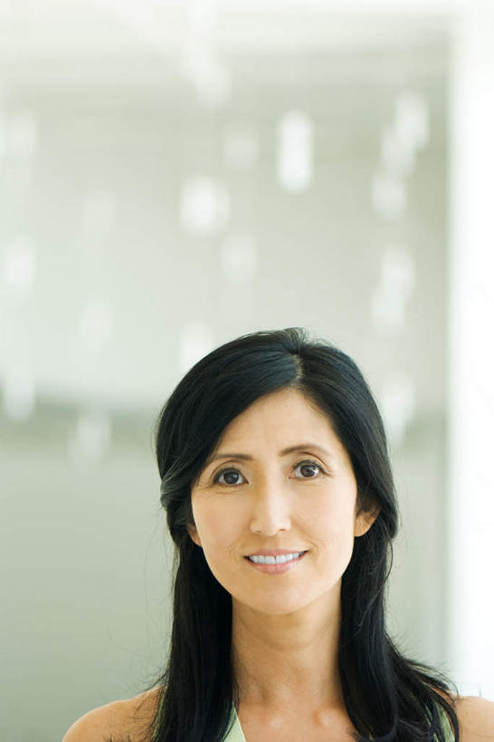 西方人,脸,头,脸颊,头发,一个人,站,笑,微笑,露齿笑,竖图,室内,特写,白天,白色背景,正面,窗户,欧洲,欧洲人,仅一个年轻女性,仅一个女性,仅一个人,朦胧,模糊,反射,注视,休闲装,肩膀,玻璃窗,黑色,看,站着,休闲,休闲服,摄影,影棚,明亮,年轻女性,女人,女性,白种人,头部,脸部,脸蛋,面部,站立,半身,彩图,影棚拍摄,拍摄