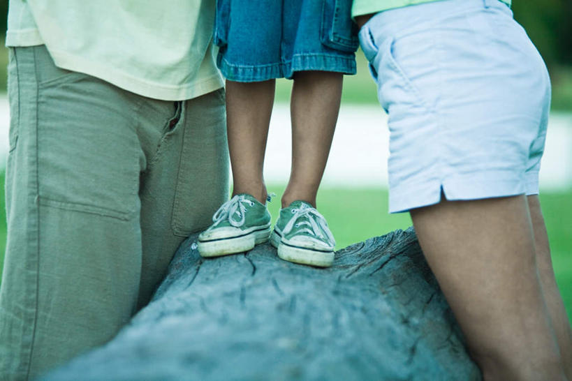 西方人,儿童,三个人,家庭,夫妻,母亲,父亲,儿子,站,抱,横图,室外,特写,白天,正面,爱情,纯洁,草地,草坪,河流,水,植物,欧洲,欧洲人,朦胧,模糊,河水,水流,浪漫,休闲装,相视,草,树,树干,树木,小孩,绿色,自然,站着,休闲,温暖,温馨,父子,母子,三口之家,一家人,面对面,休闲服,恩爱,父爱,可爱,母爱,童年,童趣,恋人,生长,成长,抱着,对视,和睦,搂着,相对,童真,烂漫,无邪,相看,天真,男孩,男人,男性,年轻男性,年轻女性,女人,女性,白种人,孩子,年轻人,夫妇,情侣,搂,站立,半身,彩图,伴侣,融洽,男生