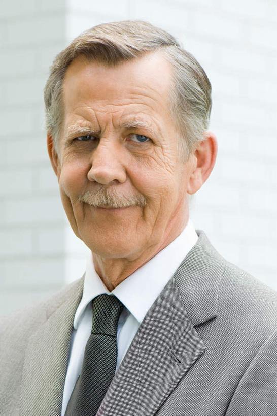 西方人,脸,头,脸颊,头发,一个人,商务人士,商务男性,站,笑,微笑,竖图,室内,特写,白天,白色背景,正面,衬衫,欧洲,欧洲人,仅一个男性,仅一个人,套装,墙,领带,注视,肩膀,墙壁,墙面,白色,观察,看,站着,仅一个老年男性,摄影,影棚,观看,察看,关注,商务装,工薪阶层,老年男性,男人,男性,白种人,头部,脸部,脸蛋,面部,白领,上班族,站立,半身,彩图,影棚拍摄,衬衣,拍摄