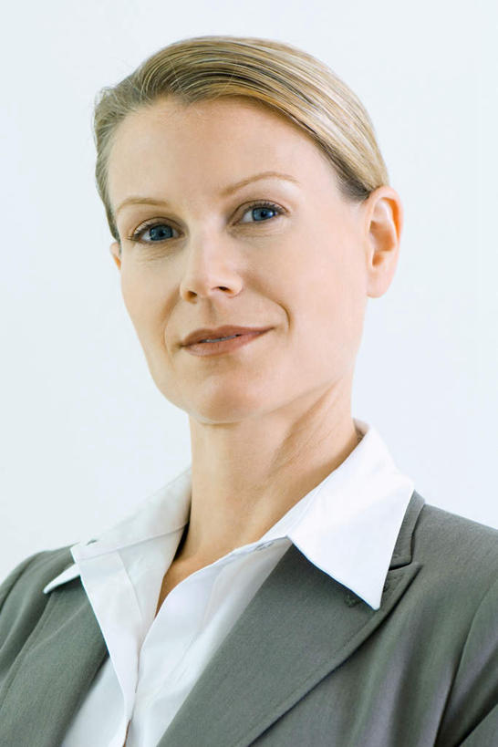 西方人,脸,头,脸颊,头发,一个人,商务人士,商务女性,站,笑,微笑,竖图,室内,特写,白天,白色背景,正面,衬衫,欧洲,欧洲人,仅一个年轻女性,仅一个女性,仅一个人,套装,注视,肩膀,黄色,看,站着,摄影,影棚,商务装,工薪阶层,年轻女性,女人,女性,白种人,头部,脸部,脸蛋,面部,白领,上班族,站立,半身,彩图,影棚拍摄,衬衣,拍摄