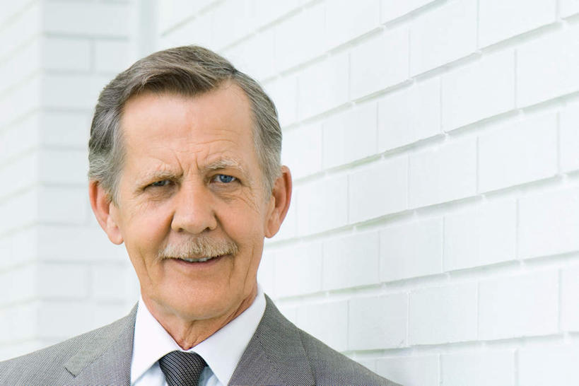 西方人,脸,头,脸颊,头发,一个人,商务人士,商务男性,站,笑,微笑,露齿笑,横图,室内,特写,白天,正面,衬衫,欧洲,欧洲人,仅一个男性,仅一个人,套装,朦胧,模糊,墙,注视,肩膀,墙壁,墙面,白色,看,站着,仅一个老年男性,商务装,工薪阶层,老年男性,男人,男性,白种人,头部,脸部,脸蛋,面部,白领,上班族,站立,半身,彩图,衬衣