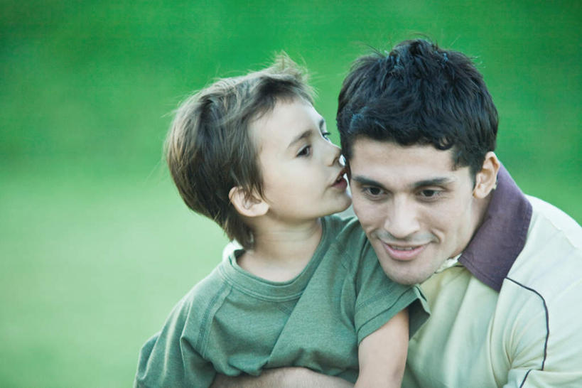 西方人,儿童,两个人,家庭,父亲,儿子,坐,抱,笑,吻,微笑,露齿笑,横图,室外,特写,白天,正面,纯洁,草地,草坪,植物,欧洲,欧洲人,朦胧,模糊,注视,休闲装,草,小孩,绿色,看,休闲,温暖,温馨,父子,一家人,休闲服,父爱,可爱,童年,童趣,抱着,和睦,搂着,童真,烂漫,无邪,天真,男孩,男人,男性,年轻男性,白种人,孩子,年轻人,怀抱,搂,搂抱,亲,亲吻,抬头,相抱,仰头,拥抱,坐着,半身,彩图,融洽,男生