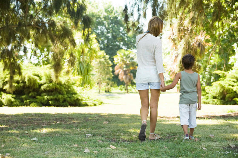 西方人,儿童,两个人,家庭,母亲,儿子,站,走,握手,横图,室外,白天,纯洁,草地,草坪,植物,欧洲,欧洲人,阴影,朦胧,模糊,光线,影子,休闲装,草,树,树木,小孩,背面,绿色,阳光,自然,站着,休闲,温暖,温馨,母子,一家人,休闲服,可爱,母爱,童年,童趣,生长,成长,和睦,童真,烂漫,无邪,天真,男孩,男人,男性,年轻女性,女人,女性,白种人,拉手,手拉手,手握手,站立,走路,彩图,全身,融洽,男生
