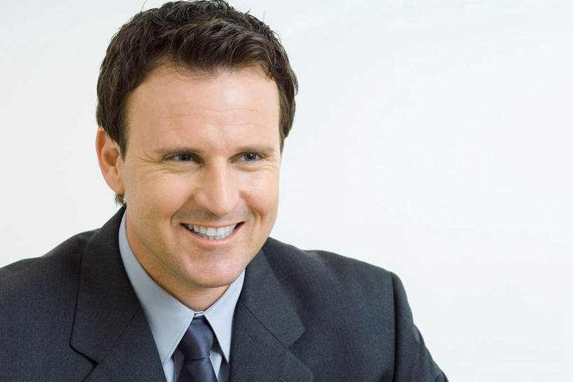 西方人,脸,头,脸颊,头发,一个人,商务人士,商务男性,笑,微笑,露齿笑,横图,室内,特写,白天,白色背景,正面,衬衫,欧洲,欧洲人,仅一个男性,仅一个人,套装,领带,注视,肩膀,仅一个年轻男性,黑色,看,摄影,影棚,愉悦,商务装,工薪阶层,男人,男性,年轻男性,白种人,头部,脸部,脸蛋,面部,白领,上班族,半身,彩图,影棚拍摄,衬衣,拍摄