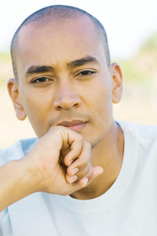 西方人,脸,头,脸颊,一个人,坐,笑,摸,微笑,竖图,室外,特写,白天,正面,欧洲,欧洲人,仅一个男性,仅一个人,撑,抚摸,朦胧,模糊,托腮,注视,休闲装,肩膀,仅一个年轻男性,天空,天,看,托,休闲,休闲服,托下巴,男人,男性,年轻男性,白种人,头部,脸部,脸蛋,面部,触摸,接触,坐着,半身,彩图