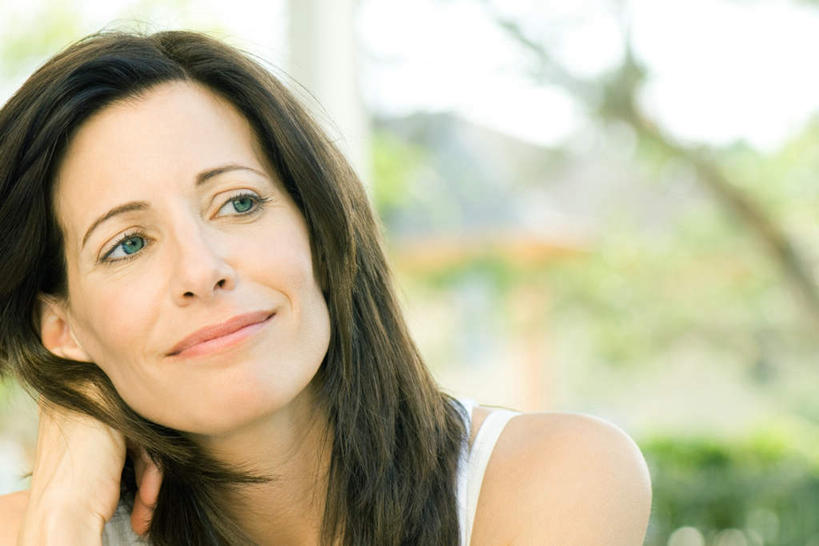 西方人,脸,头,脸颊,头发,一个人,坐,笑,微笑,横图,室内,特写,白天,正面,植物,欧洲,欧洲人,仅一个年轻女性,仅一个女性,仅一个人,撑,阴影,朦胧,模糊,光线,影子,休闲装,肩膀,树,树木,黄色,蓝色,绿色,蓝天,天空,阳光,自然,天,休闲,休闲服,生长,成长,撑着,年轻女性,女人,女性,白种人,头部,脸部,脸蛋,面部,抬头,仰头,坐着,半身,彩图