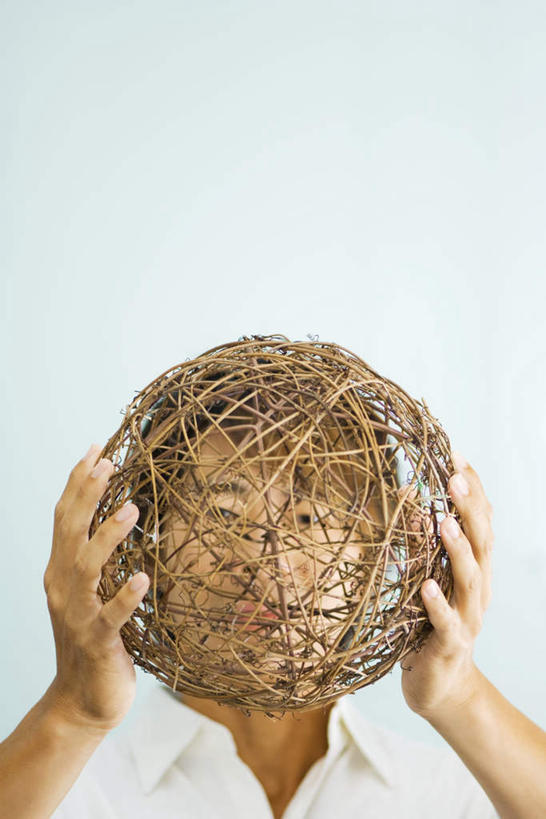 西方人,脸,头,脸颊,头发,一个人,举,捧,笑,微笑,竖图,室内,特写,白天,白色背景,正面,欧洲,欧洲人,仅一个男性,仅一个人,编织,注视,肩膀,球,仅一个年轻男性,一个,黑色,看,托,摄影,影棚,单个,男人,男性,年轻男性,白种人,头部,脸部,脸蛋,面部,端,端着,举起,举手,举着,捧着,手捧,向上举,向上伸,向上托,半身,彩图,影棚拍摄,拍摄