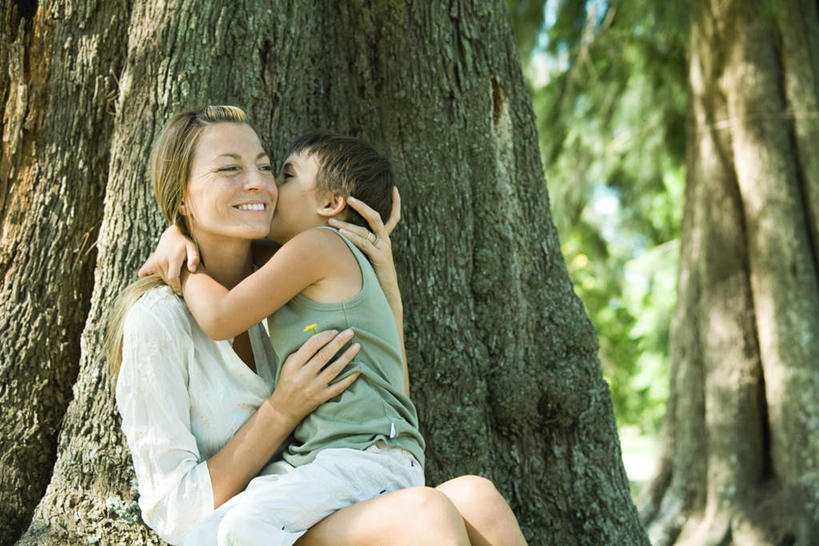 西方人,儿童,头发,两个人,家庭,母亲,儿子,坐,闭眼,抱,摸,吻,横图,室外,白天,仰视,游戏,纯洁,植物,欧洲,欧洲人,抚摸,阴影,朦胧,模糊,光线,影子,玩,休闲装,娱乐,树,树木,小孩,黄色,绿色,阳光,自然,休闲,温暖,温馨,母子,一家人,休闲服,可爱,母爱,童年,童趣,生长,成长,抱着,和睦,搂着,童真,烂漫,无邪,天真,男孩,男人,男性,年轻女性,女人,女性,白种人,闭眼睛,闭着眼,闭着眼睛,触摸,怀抱,接触,搂,搂抱,亲,亲吻,玩耍,嬉戏,相抱,拥抱,坐着,半身,彩图,低角度拍摄,融洽,男生