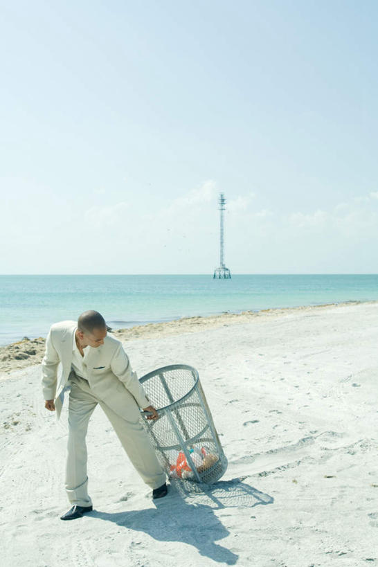 西方人,一个人,站,拉,竖图,室外,白天,正面,海浪,海洋,沙滩,欧洲,欧洲人,仅一个男性,仅一个人,握,阴影,朦胧,模糊,光线,沙子,影子,海岸,浪花,水平线,辽阔,垃圾桶,海平线,沙地,拿,拿着,注视,仅一个年轻男性,蓝色,蓝天,天空,阳光,海水,容器,天,低头,看,站着,广阔,握着,一望无际,海景,无边无际,一马平川,男人,男性,年轻男性,白种人,大海,风浪,海,海水的波动,海滩,近岸浪,涌浪,站立,彩图,全身,水天相接,水天一线