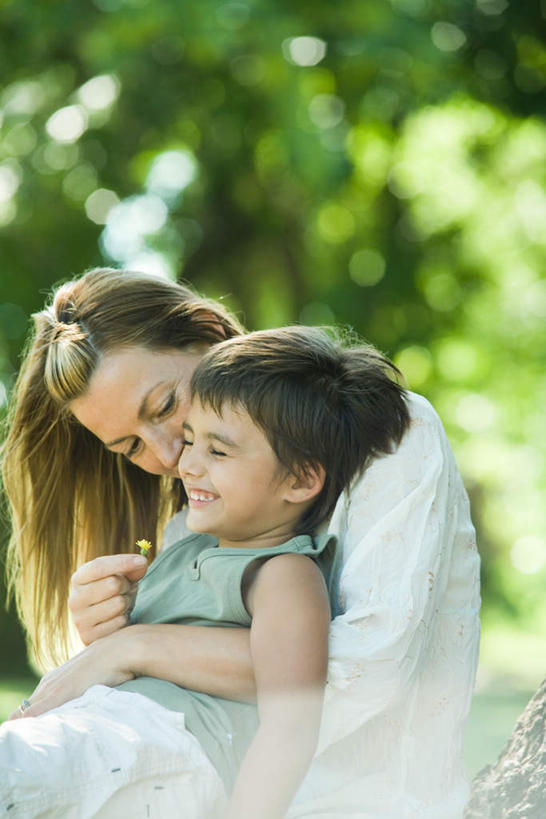 西方人,儿童,头发,两个人,母亲,儿子,坐,躺,闭眼,抱,笑,摸,微笑,露齿笑,竖图,室外,白天,侧面,纯洁,草地,草坪,植物,欧洲,欧洲人,抚摸,阴影,朦胧,模糊,光线,影子,休闲装,草,树,树木,小孩,黄色,绿色,阳光,自然,低头,休闲,母子,休闲服,可爱,母爱,童年,童趣,生长,成长,抱着,搂着,童真,烂漫,无邪,卧着,天真,男孩,男人,男性,年轻女性,女人,女性,白种人,闭眼睛,闭着眼,闭着眼睛,触摸,接触,搂,躺着,卧,坐着,半身,彩图,男生