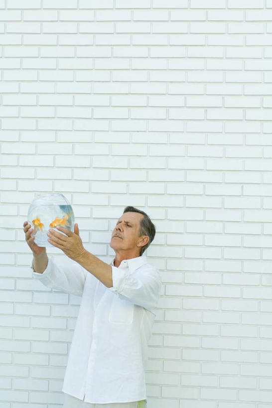 西方人,一个人,站,举,竖图,室内,白天,白色背景,正面,欧洲,欧洲人,仅一个男性,仅一个人,两条,握,金鱼,墙,拿,拿着,注视,休闲装,墙壁,墙面,一个,浴缸,看,托,站着,仅一个老年男性,休闲,休闲服,握着,摄影,影棚,单个,关注,水生动物,水生物,老年男性,男人,男性,白种人,举起,举手,举着,抬头,向上举,向上伸,向上托,仰头,站立,半身,彩图,影棚拍摄,拍摄