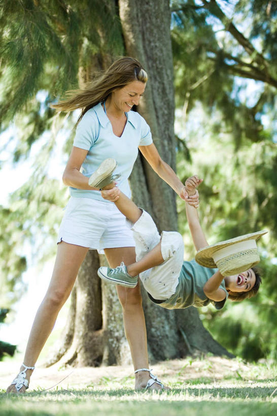 西方人,儿童,两个人,家庭,母亲,儿子,站,拉,握手,竖图,室外,白天,正面,游戏,纯洁,草地,草坪,植物,欧洲,欧洲人,阴影,朦胧,模糊,光线,影子,玩,休闲装,娱乐,草,树,树木,小孩,绿色,天空,阳光,自然,天,低头,站着,休闲,温暖,温馨,母子,一家人,休闲服,可爱,母爱,童年,童趣,生长,成长,和睦,童真,烂漫,无邪,天真,男孩,男人,男性,年轻女性,女人,女性,白种人,拉手,手拉手,手握手,玩耍,嬉戏,站立,彩图,全身,融洽,男生