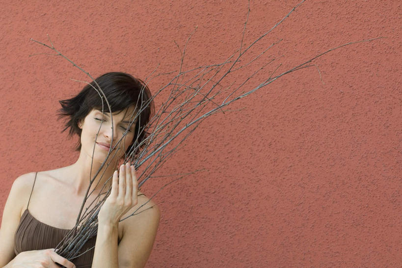 西方人,头发,一个人,站,闭眼,捧,笑,摸,横图,室内,白天,正面,裙子,植物,欧洲,欧洲人,仅一个年轻女性,仅一个女性,仅一个人,抚摸,红色背景,连衣裙,树,树木,树枝,绿色,黑色,自然,站着,摄影,影棚,生长,成长,半身裙,吊带裙,年轻女性,女人,女性,白种人,闭眼睛,闭着眼,闭着眼睛,触摸,端,端着,接触,捧着,手捧,站立,半身,彩图,影棚拍摄,拍摄