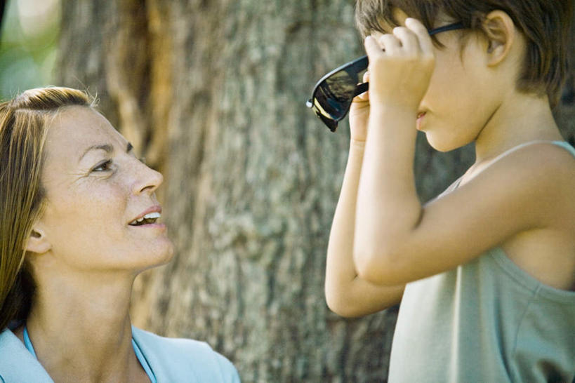 西方人,儿童,两个人,家庭,母亲,儿子,站,坐,举,笑,微笑,露齿笑,横图,室外,特写,白天,侧面,游戏,纯洁,植物,欧洲,欧洲人,戴,握,阴影,朦胧,模糊,光线,墨镜,眼镜,影子,拿,玩,拿着,注视,休闲装,娱乐,相视,树,树干,树木,小孩,绿色,阳光,自然,太阳镜,太阳眼镜,托,站着,张嘴,休闲,温暖,温馨,母子,一家人,面对面,休闲服,遮阳镜,可爱,母爱,童年,童趣,握着,生长,成长,对视,和睦,相对,张大嘴巴,童真,烂漫,无邪,相看,天真,男孩,男人,男性,年轻女性,女人,女性,白种人,张开嘴,举起,举手,举着,玩耍,嬉戏,向上举,向上伸,向上托,站立,坐着,半身,彩图,融洽,男生