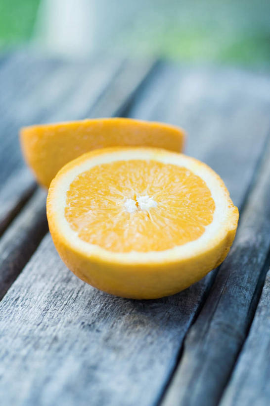 无人,竖图,俯视,室内,特写,白天,植物,地板,柑橘,水果,朦胧,模糊,新鲜,生食,食品,果实,地面,木地板,树,树木,食物,两个,黄色,绿色,自然,有机食品,绿色食品,生长,成长,橘子,桔子,橙子,橙,彩图,高角度拍摄