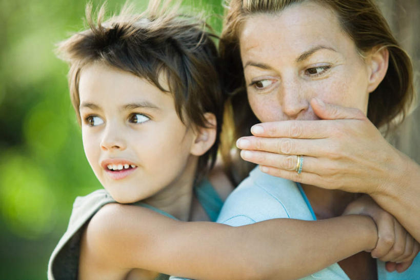 西方人,儿童,嘴,头发,两个人,母亲,儿子,坐,抱,笑,微笑,露齿笑,横图,室外,特写,白天,正面,爱情,纯洁,草地,草坪,植物,欧洲,欧洲人,阴影,朦胧,模糊,光线,影子,浪漫,注视,休闲装,装饰品,草,树,树干,树木,小孩,黄色,绿色,阳光,自然,戒指,饰品,首饰,看,转头,休闲,母子,休闲服,恩爱,可爱,母爱,童年,童趣,捂,遮,生长,成长,抱着,信物,搂着,遮挡,权利,童真,烂漫,无邪,遮盖,遮蔽,手饰,天真,男孩,男人,男性,年轻女性,女人,女性,白种人,怀抱,搂,搂抱,相抱,拥抱,坐着,半身,彩图,男生