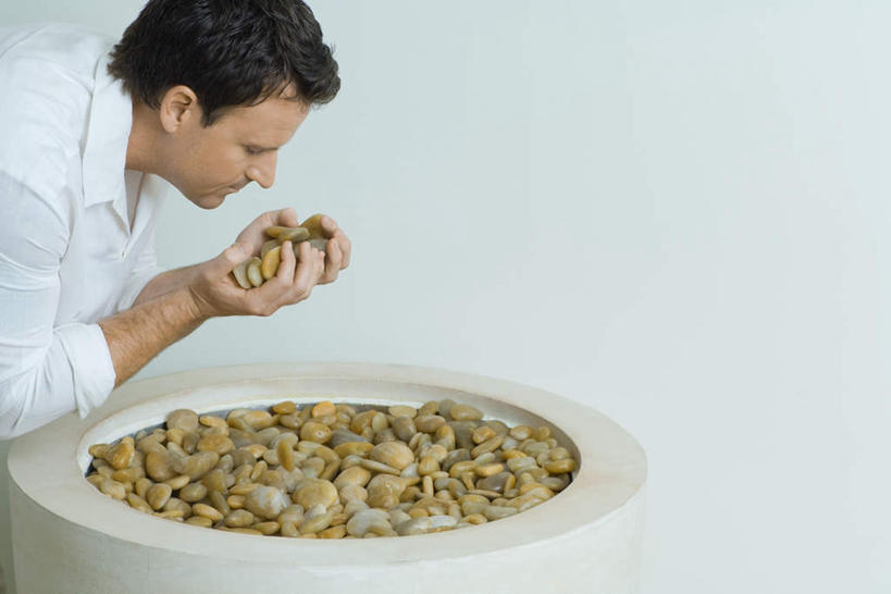 西方人,头发,一个人,站,闭眼,捧,横图,室内,特写,白天,白色背景,侧面,衬衫,石头,欧洲,欧洲人,仅一个男性,仅一个人,许多,弯腰,石子,闻,仅一个年轻男性,黑色,容器,低头,站着,鹅卵石,摄影,影棚,缸,按摩石,男人,男性,年轻男性,白种人,石块,闭眼睛,闭着眼,闭着眼睛,端,端着,捧着,手捧,站立,半身,彩图,影棚拍摄,衬衣,拍摄