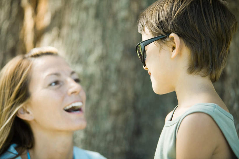 西方人,儿童,头发,两个人,家庭,母亲,儿子,站,坐,笑,微笑,露齿笑,横图,室外,特写,白天,侧面,游戏,纯洁,植物,欧洲,欧洲人,阴影,朦胧,模糊,光线,墨镜,眼镜,影子,玩,娱乐,相视,树,树干,树木,小孩,黄色,绿色,阳光,自然,太阳镜,太阳眼镜,低头,站着,张嘴,休闲,温暖,温馨,母子,一家人,面对面,遮阳镜,可爱,母爱,童年,童趣,生长,成长,对视,和睦,相对,张大嘴巴,童真,烂漫,无邪,相看,天真,男孩,男人,男性,年轻女性,女人,女性,白种人,张开嘴,玩耍,嬉戏,站立,坐着,半身,彩图,融洽,男生