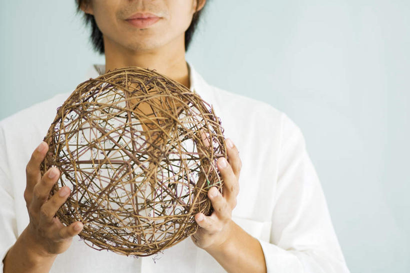 西方人,头发,一个人,站,捧,横图,室内,白天,白色背景,正面,欧洲,欧洲人,仅一个男性,仅一个人,编织,休闲装,球,仅一个年轻男性,一个,黑色,站着,休闲,休闲服,摄影,影棚,单个,男人,男性,年轻男性,白种人,端,端着,捧着,手捧,站立,半身,彩图,影棚拍摄,拍摄