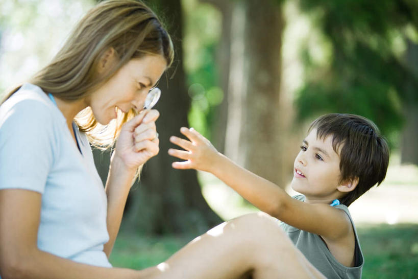 西方人,儿童,两个人,家庭,母亲,儿子,坐,横图,室外,白天,侧面,游戏,纯洁,草地,草坪,植物,欧洲,欧洲人,阴影,朦胧,模糊,光线,放大镜,影子,玩,注视,休闲装,娱乐,相视,草,树,树木,一个,小孩,绿色,阳光,自然,看,张嘴,休闲,温暖,温馨,母子,一家人,面对面,休闲服,可爱,母爱,童年,童趣,伸手,生长,单个,成长,对视,和睦,相对,张大嘴巴,童真,烂漫,无邪,相看,天真,男孩,男人,男性,年轻女性,女人,女性,白种人,张开嘴,玩耍,嬉戏,坐着,半身,彩图,融洽,男生