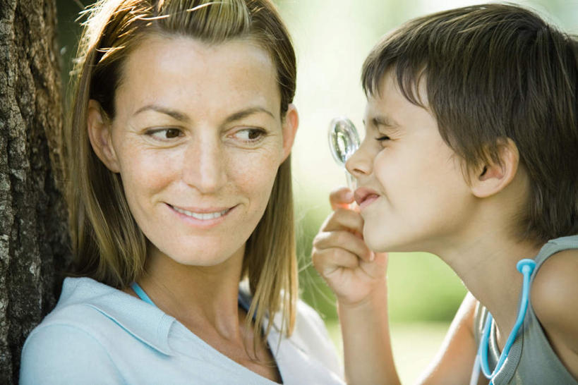 西方人,儿童,脸,头,脸颊,两个人,家庭,母亲,儿子,坐,闭眼,笑,微笑,露齿笑,横图,室外,特写,白天,正面,游戏,纯洁,仪器,植物,欧洲,欧洲人,阴影,检查,朦胧,模糊,反射,分析,光线,科学,放大镜,影子,玩,注视,娱乐,肩膀,相视,树,树木,一个,小孩,蓝色,绿色,蓝天,天空,阳光,自然,天,观察,看,倚靠,休闲,温暖,温馨,母子,一家人,面对面,可爱,母爱,清晰,探索,童年,童趣,生长,放大,单个,成长,观看,对视,仔细,透镜,和睦,凸透镜,聚焦,关注,相对,童真,烂漫,无邪,相看,光学,清楚,天真,男孩,男人,男性,年轻女性,女人,女性,白种人,头部,脸部,脸蛋,面部,闭眼睛,闭着眼,闭着眼睛,玩耍,嬉戏,坐着,半身,彩图,融洽,男生