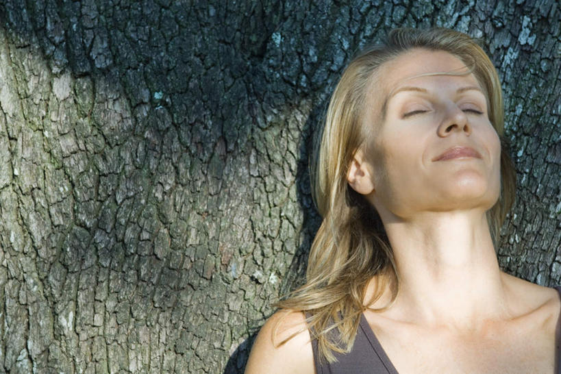 西方人,脸,头,脸颊,头发,一个人,坐,闭眼,笑,微笑,横图,室外,特写,白天,正面,植物,欧洲,欧洲人,仅一个年轻女性,仅一个女性,仅一个人,阴影,光线,影子,休闲装,肩膀,树,树木,黄色,绿色,阳光,自然,倚靠,休闲,休闲服,生长,成长,年轻女性,女人,女性,白种人,头部,脸部,脸蛋,面部,闭眼睛,闭着眼,闭着眼睛,坐着,半身,彩图