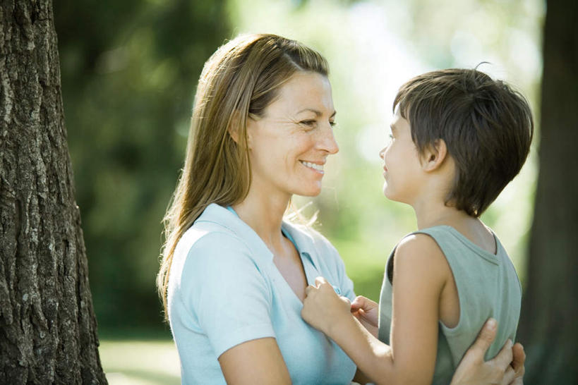 西方人,儿童,两个人,家庭,母亲,儿子,抱,笑,微笑,露齿笑,横图,室外,白天,侧面,游戏,纯洁,草地,草坪,植物,欧洲,欧洲人,阴影,朦胧,模糊,光线,影子,玩,休闲装,娱乐,相视,草,树,树木,小孩,绿色,阳光,自然,休闲,温暖,温馨,母子,一家人,面对面,休闲服,可爱,母爱,童年,童趣,生长,成长,抱着,对视,和睦,搂着,相对,童真,烂漫,无邪,相看,天真,男孩,男人,男性,年轻女性,女人,女性,白种人,怀抱,搂,搂抱,玩耍,嬉戏,相抱,拥抱,半身,彩图,融洽,男生