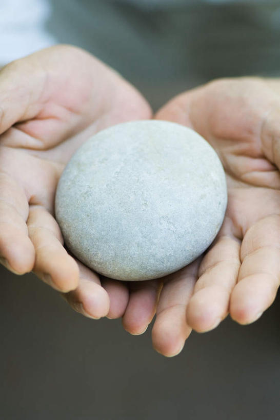 西方人,手,一个人,捧,竖图,俯视,室内,特写,白天,石头,欧洲,欧洲人,双手,仅一个年轻女性,仅一个女性,仅一个人,一块,朦胧,模糊,石子,白色,手部,鹅卵石,按摩石,年轻女性,女人,女性,白种人,石块,端,端着,捧着,手捧,半身,彩图,高角度拍摄