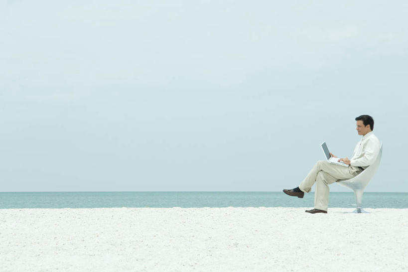 西方人,一个人,坐,横图,室外,白天,侧面,衬衫,电脑,笔记本电脑,海浪,海洋,沙滩,椅子,欧洲,欧洲人,仅一个男性,仅一个人,敲打,网络,沙子,海岸,浪花,水平线,辽阔,海平线,沙地,注视,输入,通讯设备,仅一个年轻男性,蓝色,蓝天,天空,海水,天,打字,低头,看,广阔,一望无际,点击,一台,敲击,无线,通信设备,无线网络,海景,无线上网,便携式电脑,无边无际,一马平川,按键,手提电脑,男人,男性,年轻男性,白种人,大海,风浪,海,海水的波动,海滩,近岸浪,涌浪,坐着,彩图,全身,衬衣,水天相接,水天一线