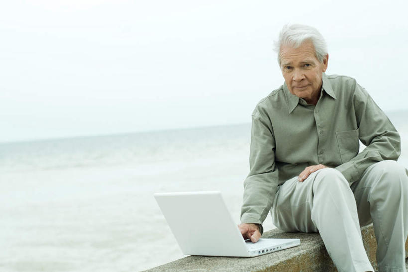 西方人,头发,一个人,坐,笑,微笑,横图,室外,白天,正面,电脑,笔记本电脑,海浪,海洋,欧洲,欧洲人,仅一个男性,仅一个人,撑,敲打,朦胧,模糊,网络,浪花,水平线,辽阔,海平线,注视,休闲装,输入,通讯设备,蓝色,白色,蓝天,天空,海水,天,打字,低头,看,仅一个老年男性,休闲,广阔,休闲服,一望无际,点击,一台,敲击,无线,撑着,通信设备,无线网络,海景,无线上网,便携式电脑,无边无际,一马平川,按键,手提电脑,老年男性,男人,男性,白种人,大海,风浪,海,海水的波动,近岸浪,涌浪,坐着,半身,彩图,水天相接,水天一线